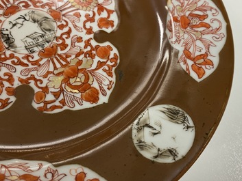 Zes Chinese ijzerrode en grisaille borden met capucijnbruine fondkleur, Qianlong